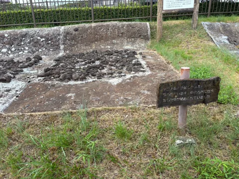 一ノ谷公園：園内に保存された集石墓の遺構