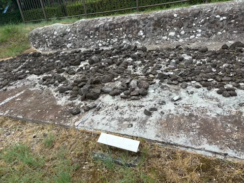 一ノ谷公園：集石墓に残る石の並び