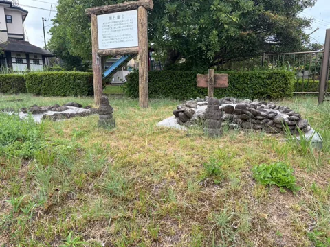 一ノ谷公園：説明板とともに保存された集石墓