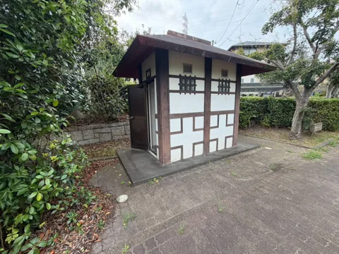 一ノ谷公園：園内に設置された公衆トイレの外観