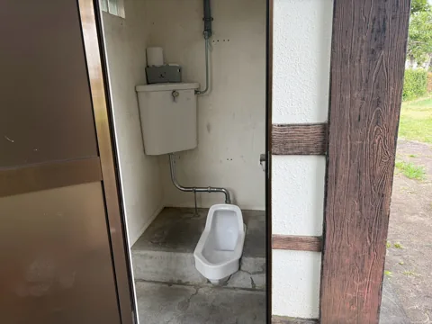 一ノ谷公園：小便器が設置されたトイレ内部