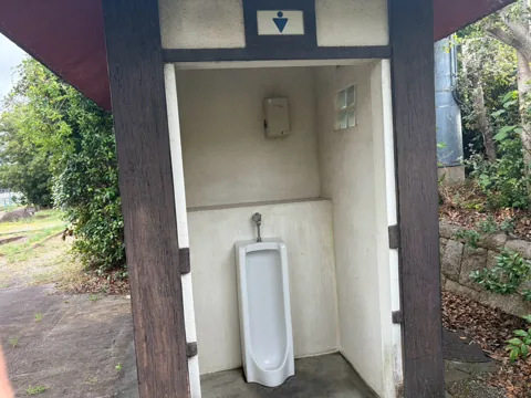 一ノ谷公園：別方向から見たトイレ内部