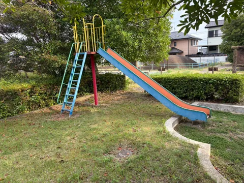 一ノ谷公園：園内に設置されたすべり台