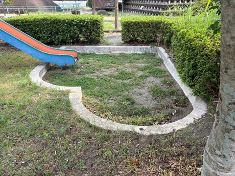 一ノ谷公園：縁石で囲まれた砂場