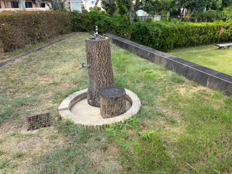 一ノ谷公園：園路沿いに設置された水飲み場