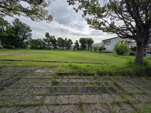 一番町公園：石畳の園路側から見た芝生広場