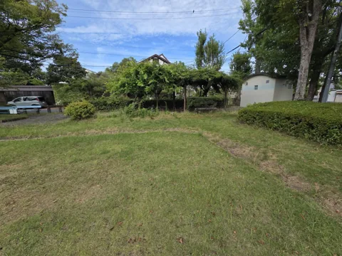 一番町公園：芝生広場。右奥にトイレ棟