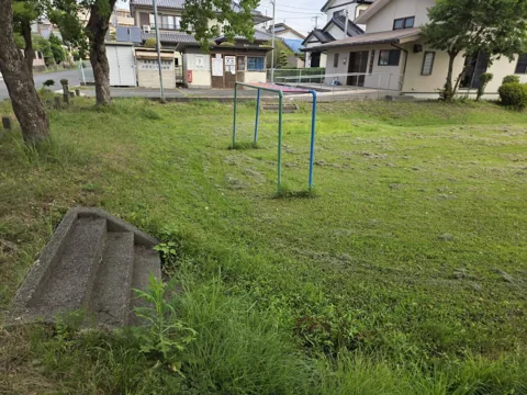 一番町公園：鉄棒と入口の階段。周囲は住宅地