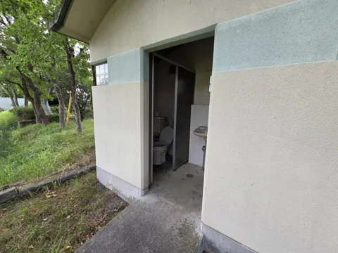 一番町公園：トイレ内部。洋式便器・手洗い