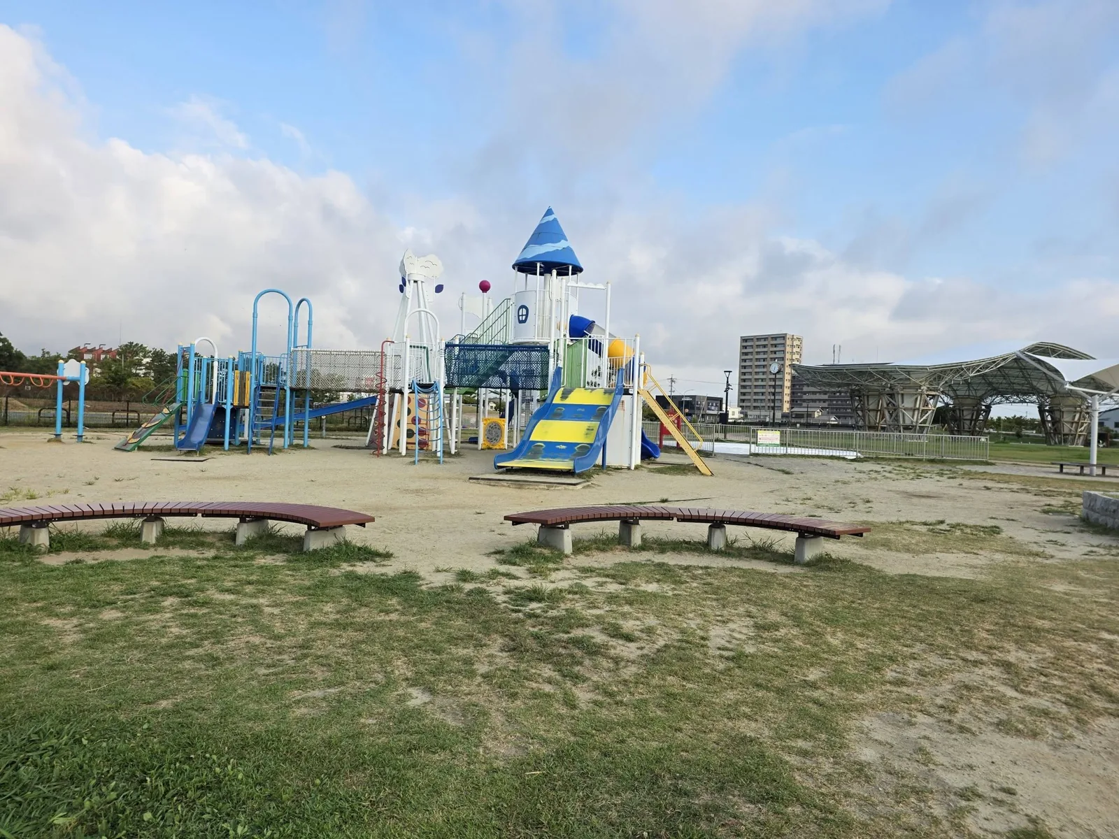 今之浦公園:大型複合遊具と周囲のベンチを見渡す園内全景