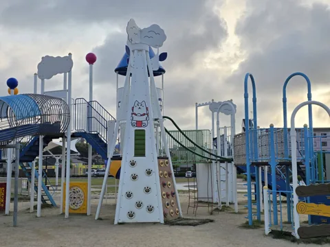 今之浦公園：クライミングウォールやネット遊具を備えた大型複合遊具