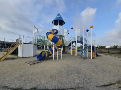 今之浦公園：チューブすべり台側から見た大型複合遊具