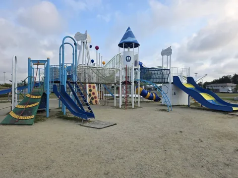 今之浦公園：複数のすべり台が並ぶ大型複合遊具
