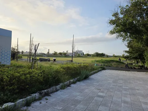 今之浦公園：植栽に沿って続く舗装園路