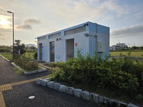 今之浦公園：男性・女性・車いす等の表示があるトイレ棟