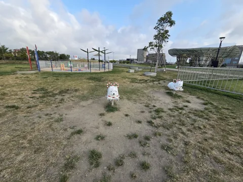 今之浦公園：芝生と小型遊具のある遊び場