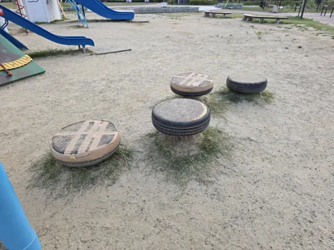 今之浦公園：大型複合遊具前の低いステップ遊具