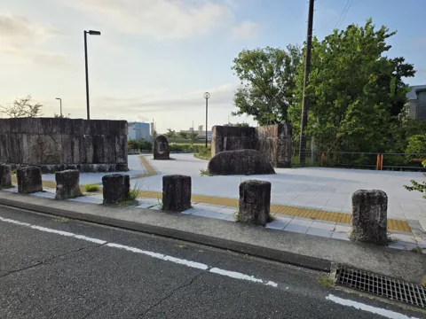 今之浦公園：道路側の入口と石の車止め