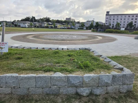 今之浦公園：円形の舗装広場と周囲の芝生