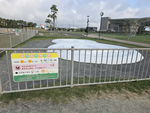 今之浦公園：柵で囲われた3〜6歳向けふわふわ遊具