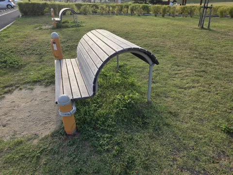 今之浦公園：芝生広場に設置された木製ベンチ