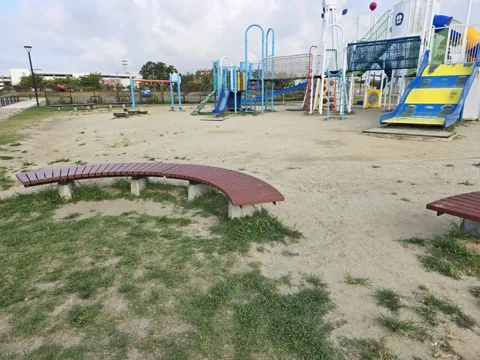 今之浦公園：大型複合遊具と周囲のカーブベンチ