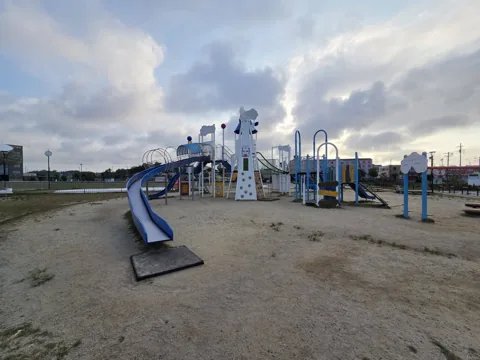 今之浦公園：すべり台側から見た大型複合遊具の全景