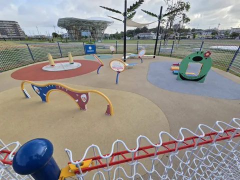 今之浦公園：弾性舗装と日よけのある乳幼児向け遊具エリア