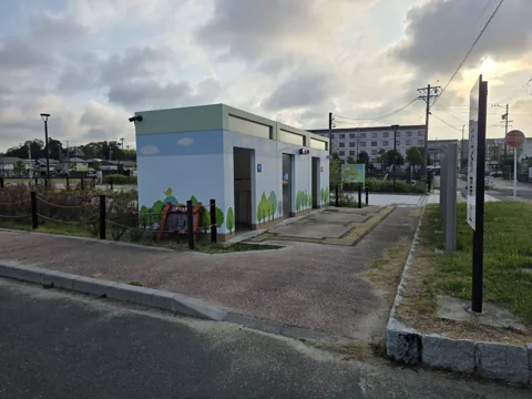 今之浦公園：園路側から見たトイレ棟