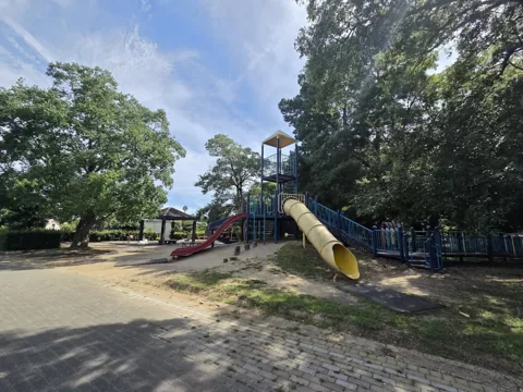 かぶと塚公園：大型複合遊具（チューブスライダー・すべり台）と木陰の広場