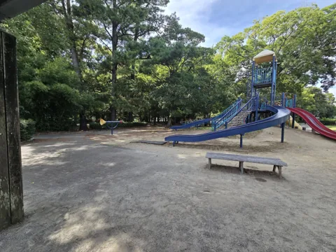 かぶと塚公園：複合遊具（すべり台）とベンチ
