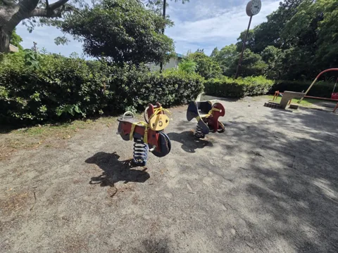 かぶと塚公園：スプリング遊具2基（砂地の広場）