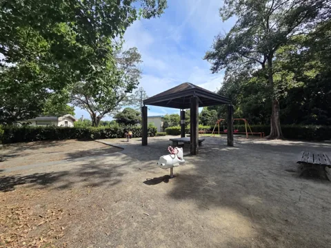 かぶと塚公園：東屋とスプリング遊具。奥にブランコ
