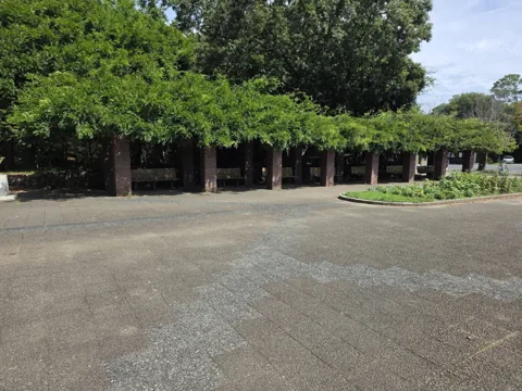 かぶと塚公園：藤棚（長いパーゴラ）とベンチ