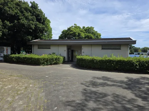 かぶと塚公園：トイレ棟外観