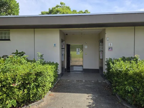 かぶと塚公園：トイレ棟入口（男女別・多目的トイレの表示）