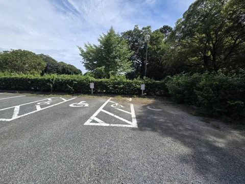 かぶと塚公園：駐車場（車いす使用者用区画）