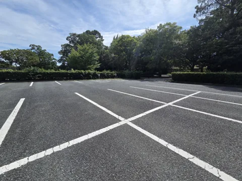 かぶと塚公園：駐車場（区画線あり）