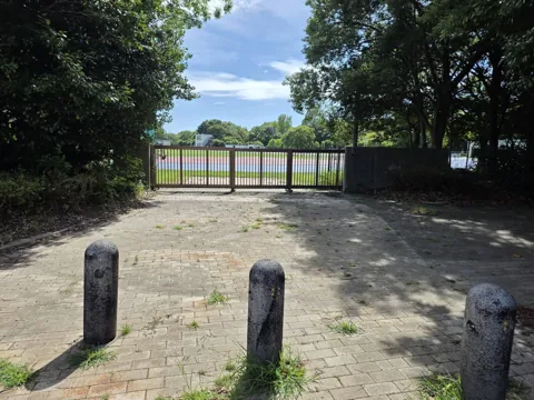 かぶと塚公園：陸上競技場側の門扉と車止め
