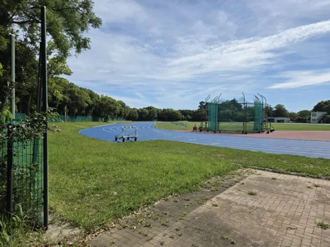 かぶと塚公園：隣接する陸上競技場（400mトラック）