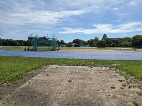 かぶと塚公園：陸上競技場と投てきケージ
