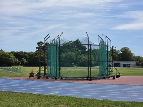 かぶと塚公園：陸上競技場の投てきケージとトラック