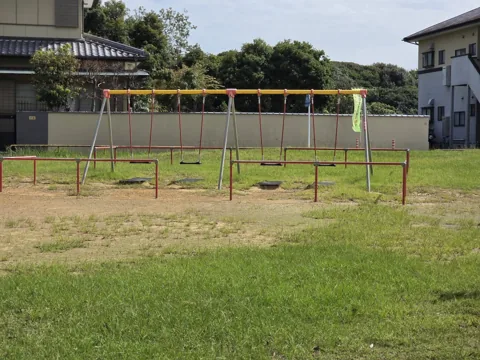 経塚公園：ブランコ（4連）と転落防止柵