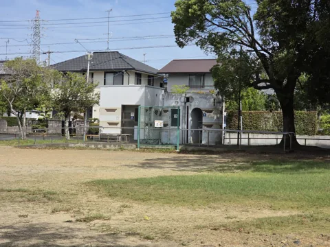 経塚公園：トイレ外観（広場側から）