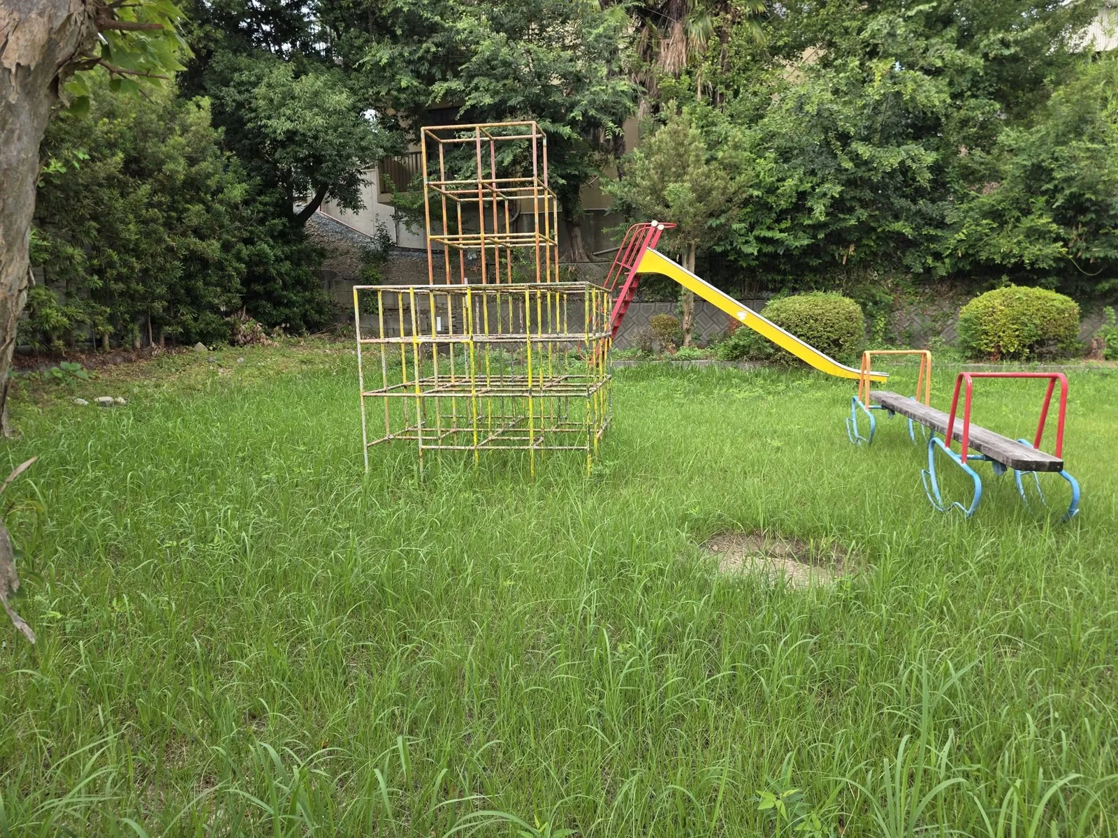 只来下公園:ジャングルジム、すべり台、シーソー、鉄棒が並ぶ遊具広場