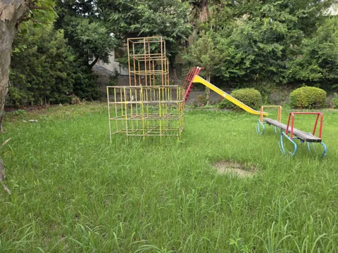 只来下公園：ジャングルジム、すべり台、シーソー、鉄棒が並ぶ遊具広場