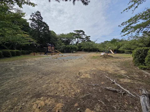 つつじ公園：遊具広場全景（土の広場）。複合遊具・ブランコ