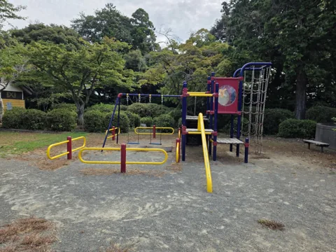 つつじ公園：ブランコ・鉄棒と複合遊具（ネットクライム）