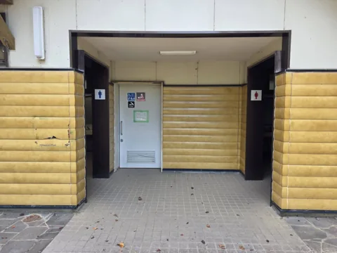 つつじ公園：トイレ棟入口（男女別・多目的トイレ）