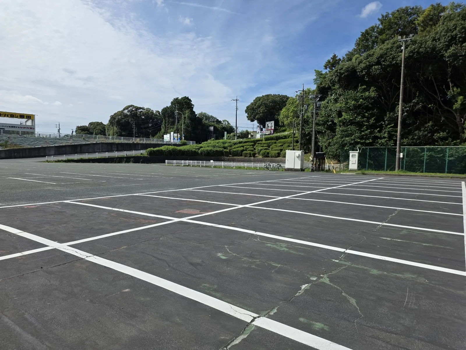 東大久保運動公園:駐車場全景。奥に樹林